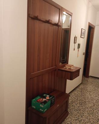 Ingresso con specchio e cassapanca