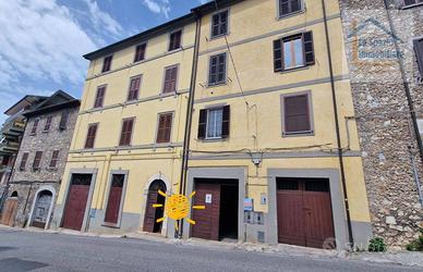 Appartamento di 95 m² con 5 locali e box auto a Pi