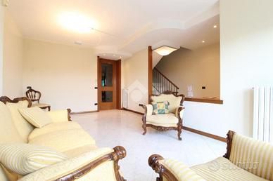 VILLA A SCHIERA A LA SPEZIA