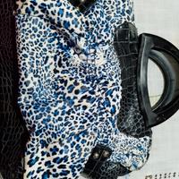 borsa leopardata blu e bianca 