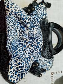 borsa leopardata blu e bianca 