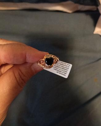 ANELLO DORATO CON CUORE NERO E STRASS – MISURA 17