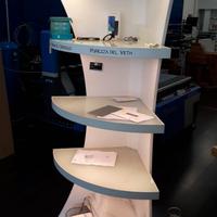 mobile espositore angolare con luci