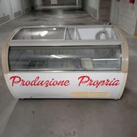 Congelatore a pozzetto o vetrina gelati, ghiacciol