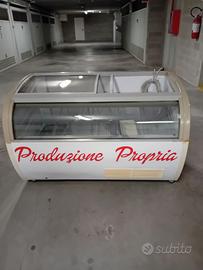 Congelatore a pozzetto o vetrina gelati, ghiacciol