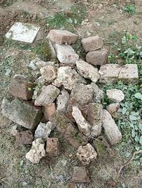 Sassi da giardino e mattoni in tufo