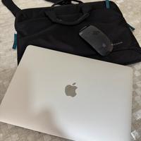 Portatile completo di mouse e borsa