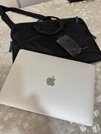 Portatile completo di mouse e borsa