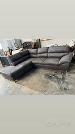 divano in stoffa con penisola e letto estraibile 