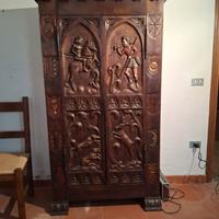 Armadio antico in legno massello intagliato a mano