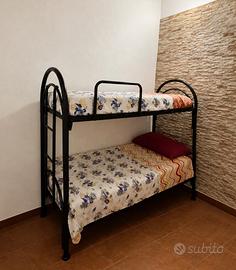 Letto a castello in ferro nero con materassi