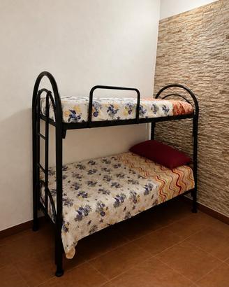 Letto a castello in ferro nero con materassi