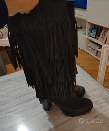Stivali scamosciati con frange