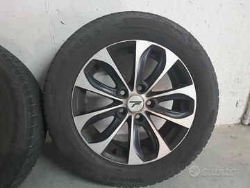 cerchi in lega da 16 con gomme invernali 205/60.