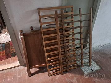Lettino con materasso.
