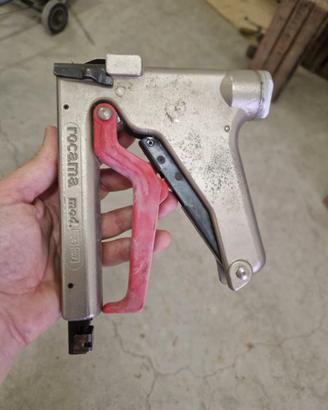 Sparachiodi manuale