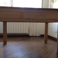 Tavolo rustico con piano in marmo rosso