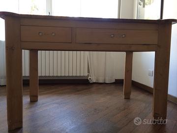 Tavolo rustico con piano in marmo rosso