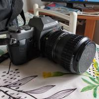 macchina fotografica Pentax con obiettivo e borsa