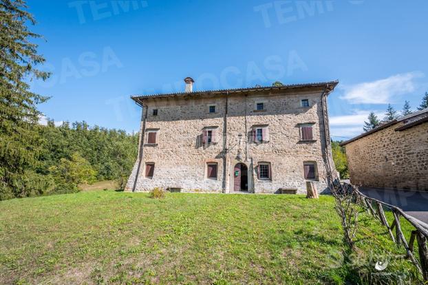 CASA STORICA CON 5 APPARTAMENTI DA RISTRUTTURARE,