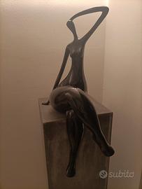 statua moderna in resina donna 