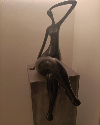 statua moderna in resina donna 