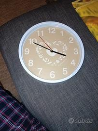 Orologio da parete beige con cuore all' interno