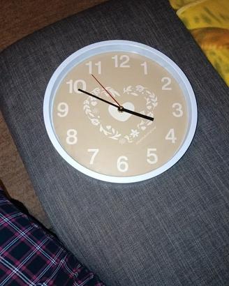 Orologio da parete beige con cuore all' interno