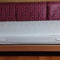 Letto singolo con materasso .