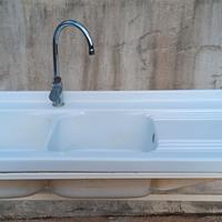 lavello in porcellana con miscelatore