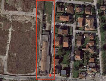 Capannone con piazzale