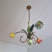 Lampadario vintage con fiori dipinti a mano