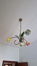 Lampadario vintage con fiori dipinti a mano
