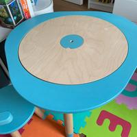 Tavolo Mutable con una sedia