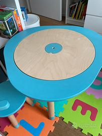 Tavolo Mutable con una sedia