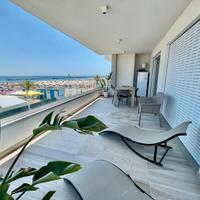 Terrazzo fronte mare e accesso diretto spiaggia