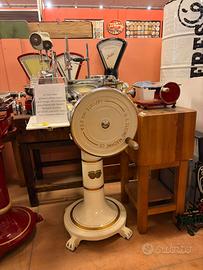 affettatrice antica con piedistallo