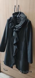 Elegante Cappotto Grigio con Rouches