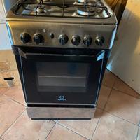 Cucina a gas con forno elettrico Indesit