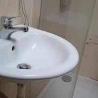 Lavabo in ceramica con flessibile e miscelatore