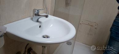 Lavabo in ceramica con flessibile e miscelatore