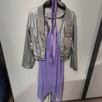 Abito viola con copri spalle argento