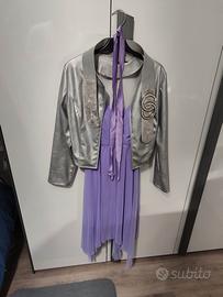 Abito viola con copri spalle argento
