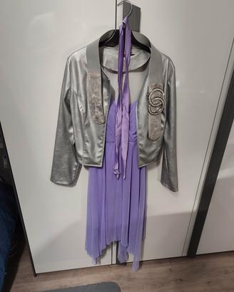 Abito viola con copri spalle argento