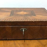 Antica scatola in legno con specchio interno