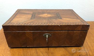 Antica scatola in legno con specchio interno