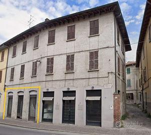 CANTU' vendiamo NEGOZIO con tre vetrine