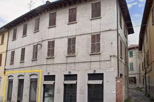 CANTU' vendiamo NEGOZIO con tre vetrine