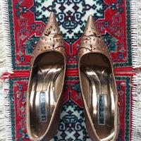 Scarpe con tacchi alti