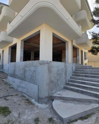 Locale Commerciale C1 Nuovo + Cortile Lazzaro